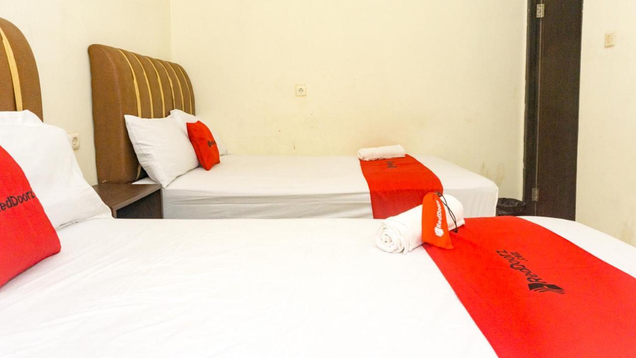 RedDoorz near Sentani Airport Jayapura Hotel Bagian luar foto