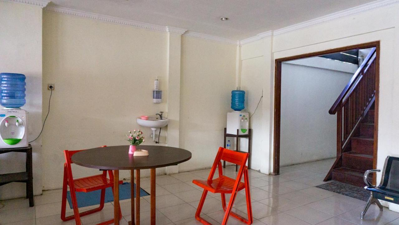 RedDoorz near Sentani Airport Jayapura Hotel Bagian luar foto