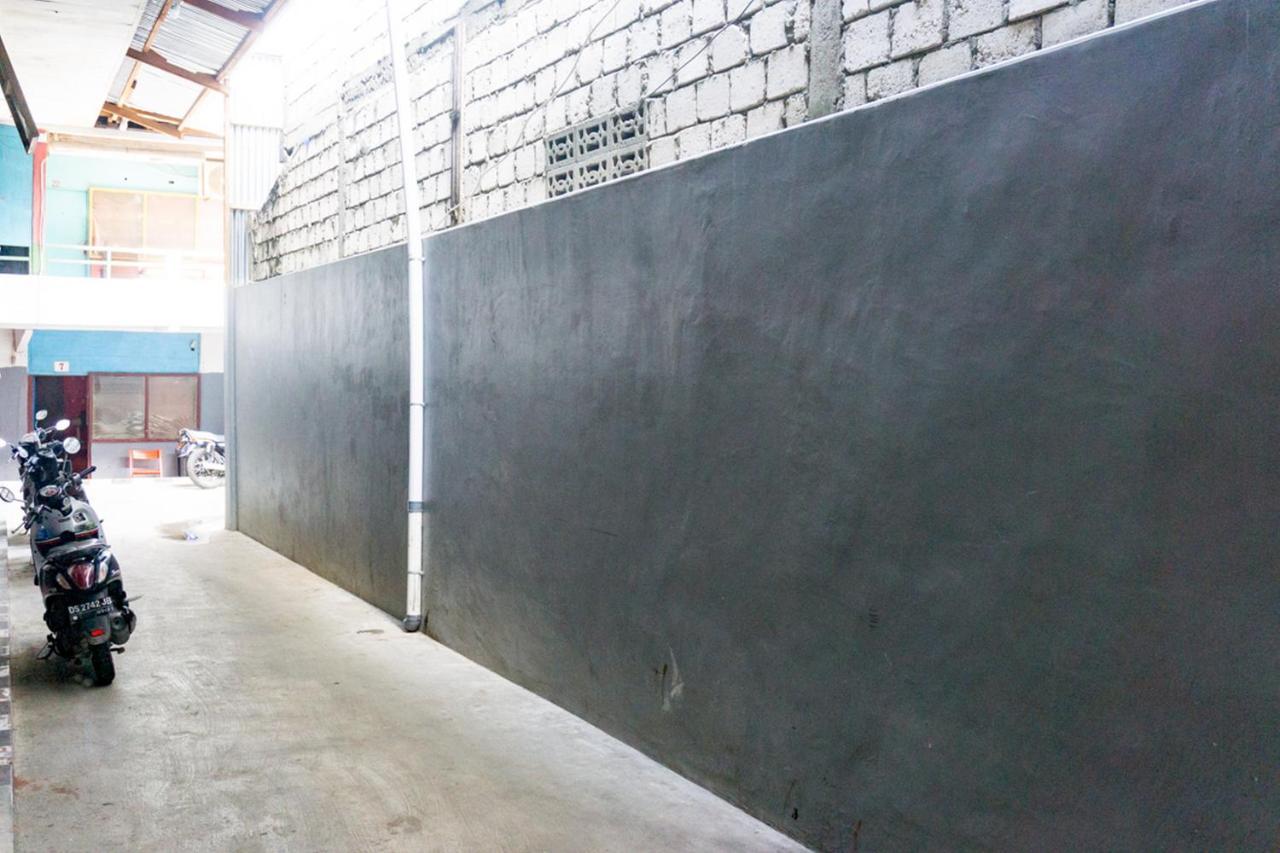 RedDoorz near Sentani Airport Jayapura Hotel Bagian luar foto