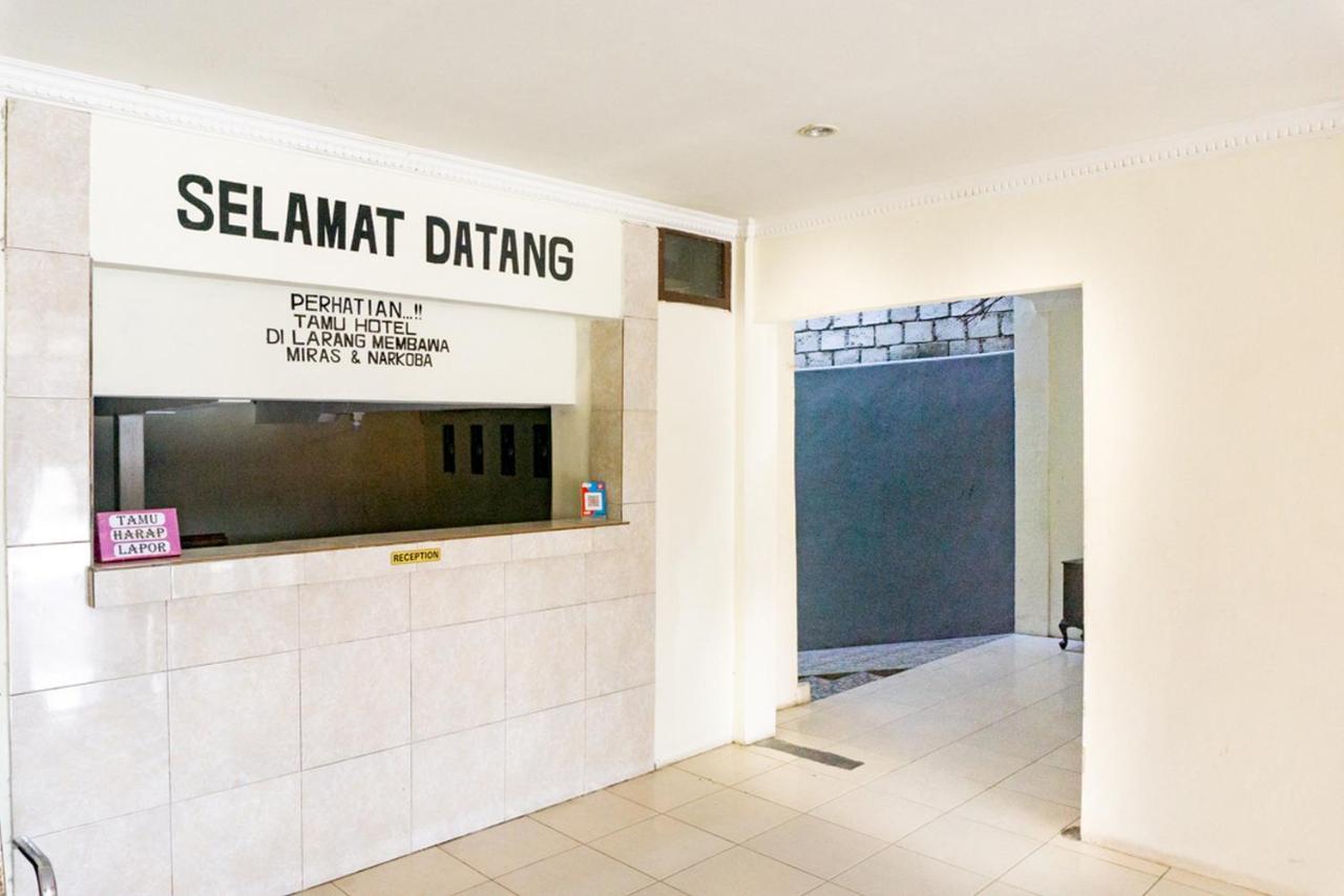 RedDoorz near Sentani Airport Jayapura Hotel Bagian luar foto