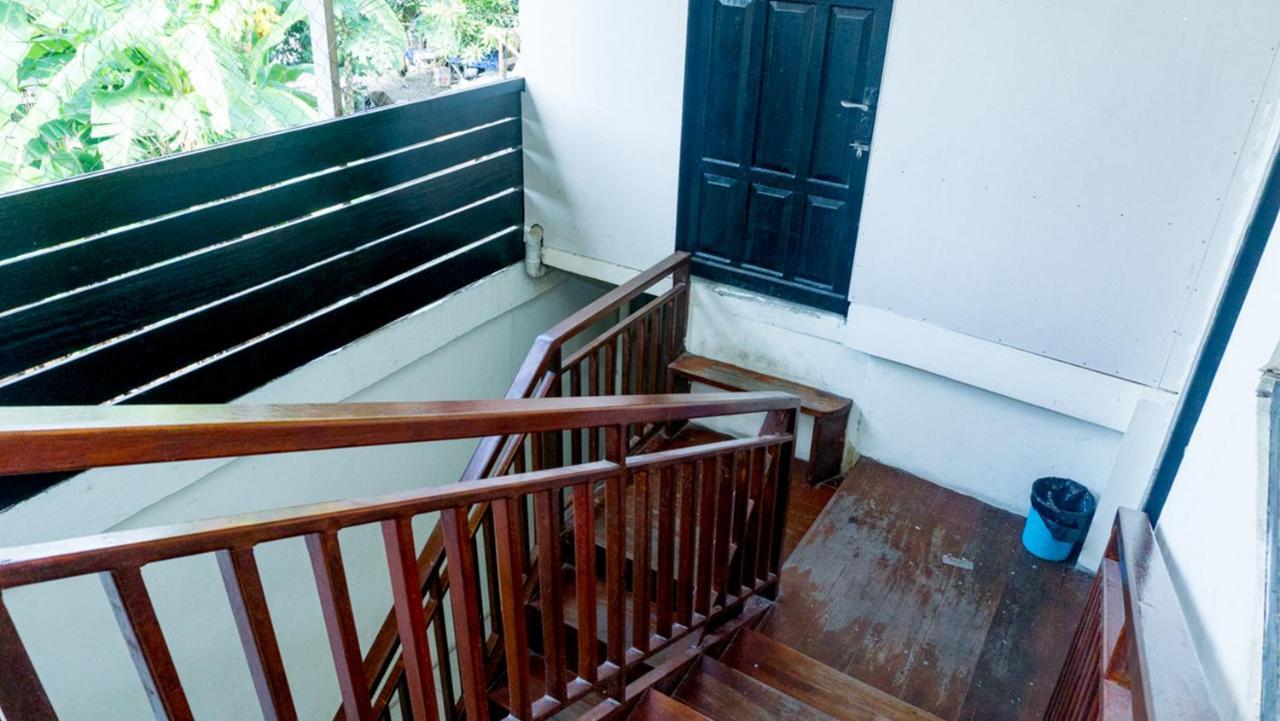 RedDoorz near Sentani Airport Jayapura Hotel Bagian luar foto