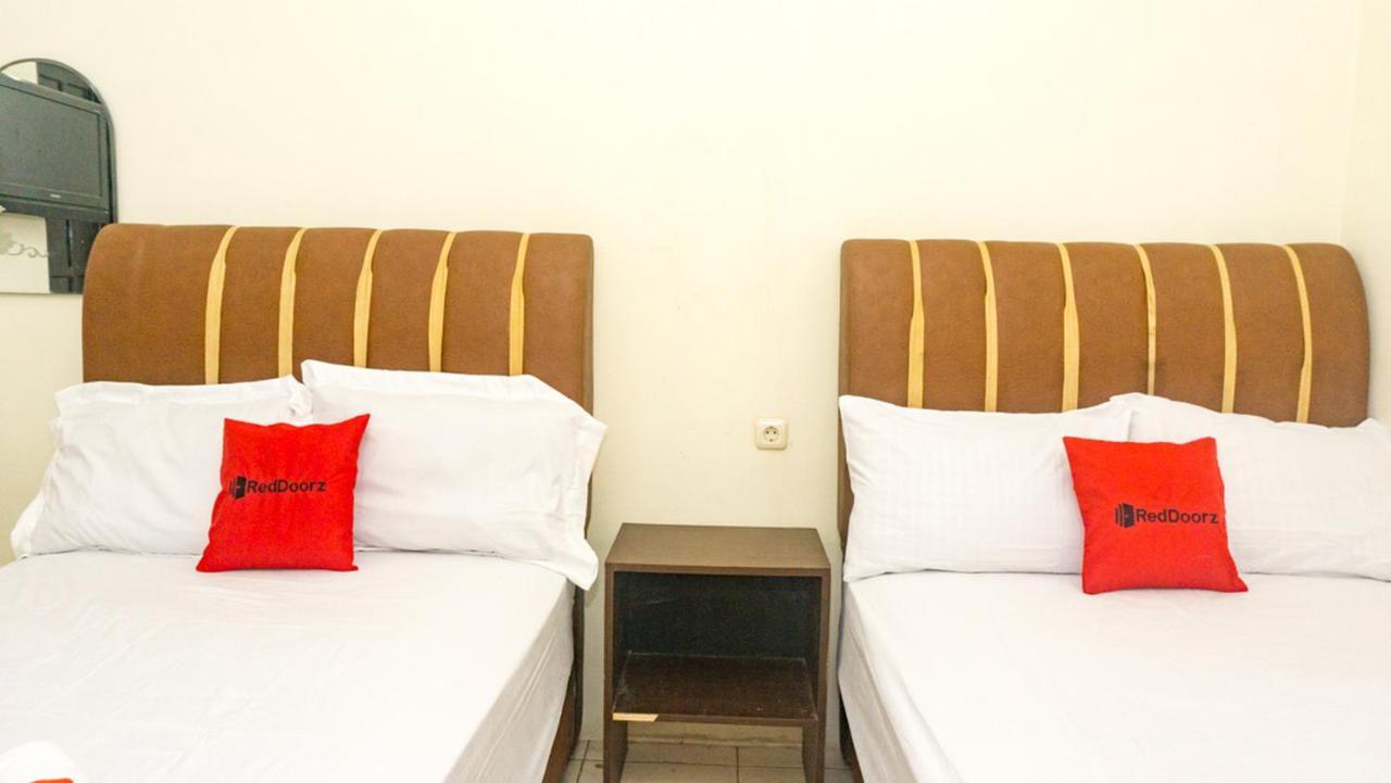 RedDoorz near Sentani Airport Jayapura Hotel Bagian luar foto