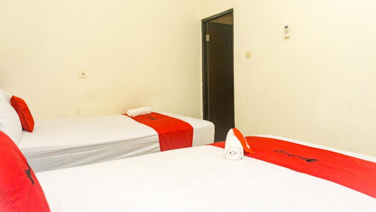 RedDoorz near Sentani Airport Jayapura Hotel Bagian luar foto