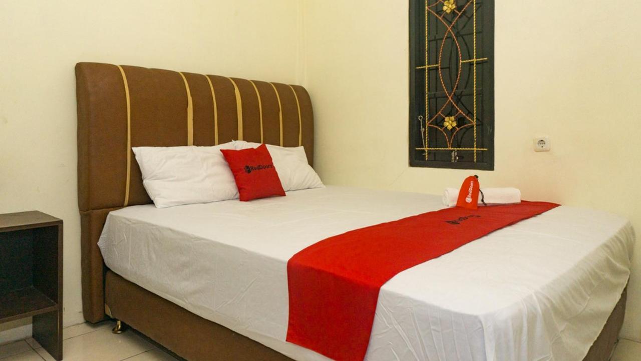 RedDoorz near Sentani Airport Jayapura Hotel Bagian luar foto