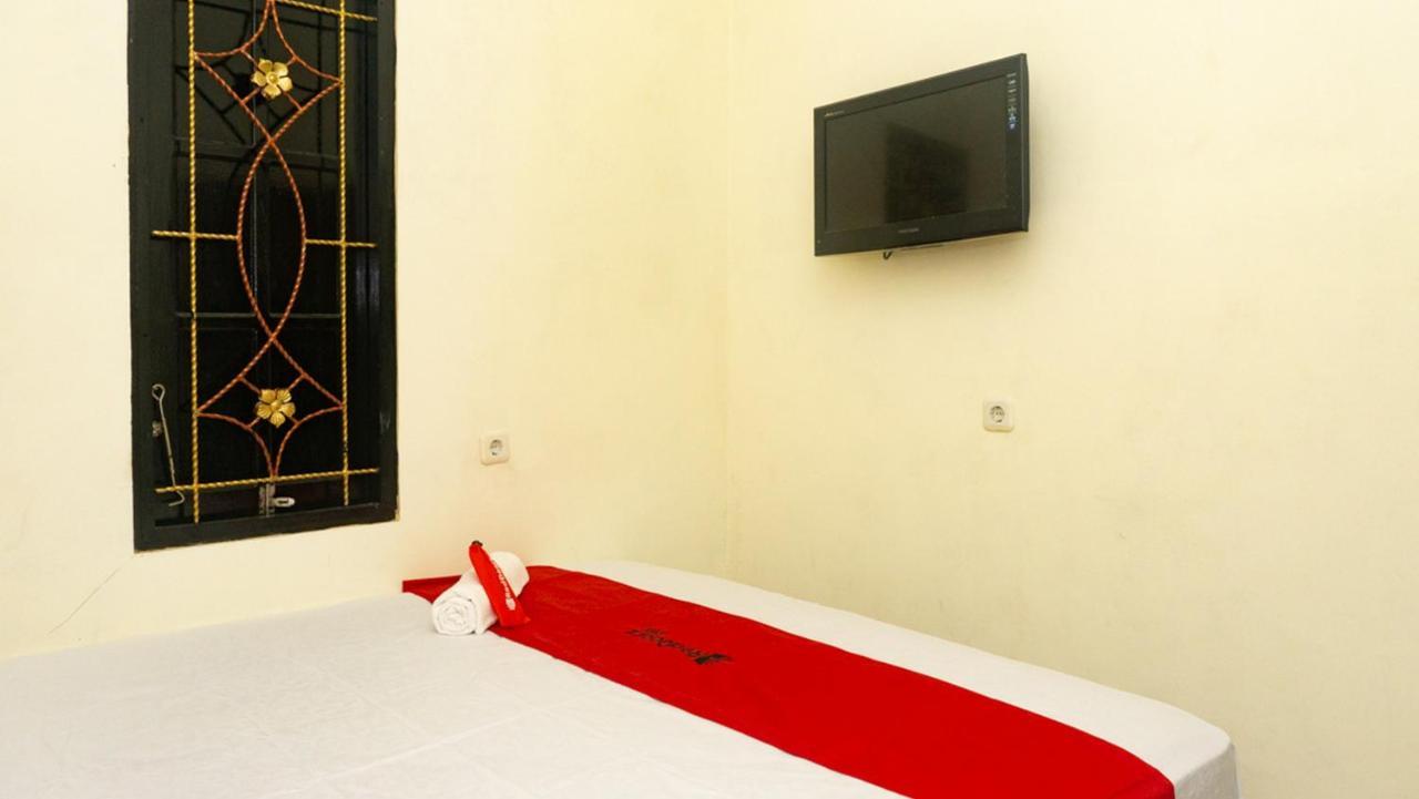 RedDoorz near Sentani Airport Jayapura Hotel Bagian luar foto