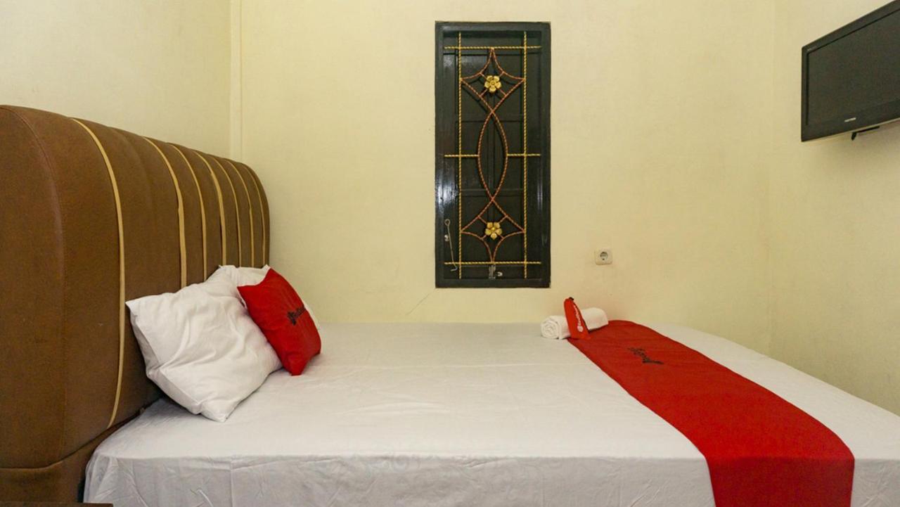 RedDoorz near Sentani Airport Jayapura Hotel Bagian luar foto