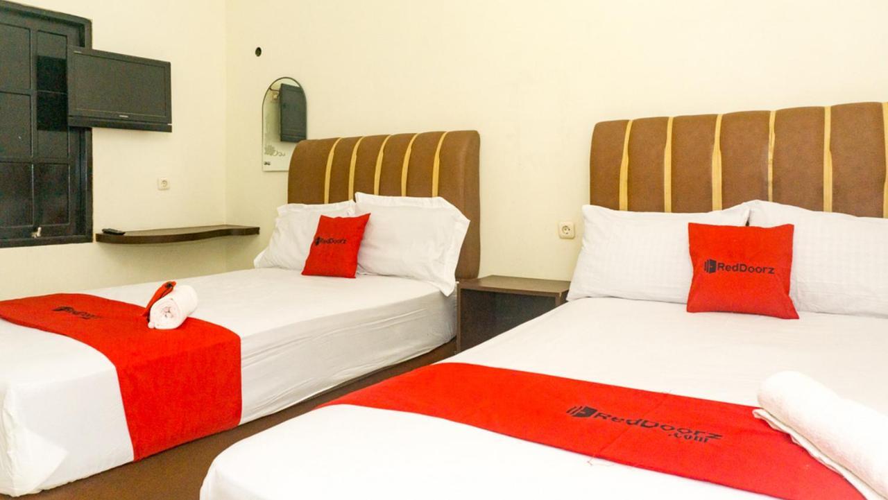 RedDoorz near Sentani Airport Jayapura Hotel Bagian luar foto