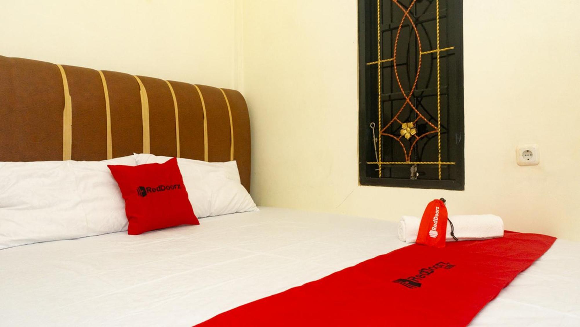 RedDoorz near Sentani Airport Jayapura Hotel Bagian luar foto