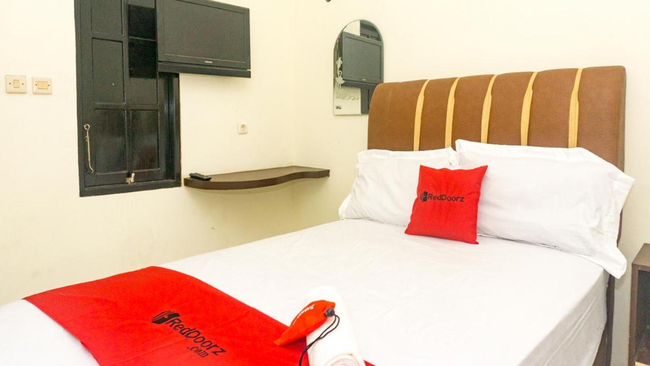 RedDoorz near Sentani Airport Jayapura Hotel Bagian luar foto